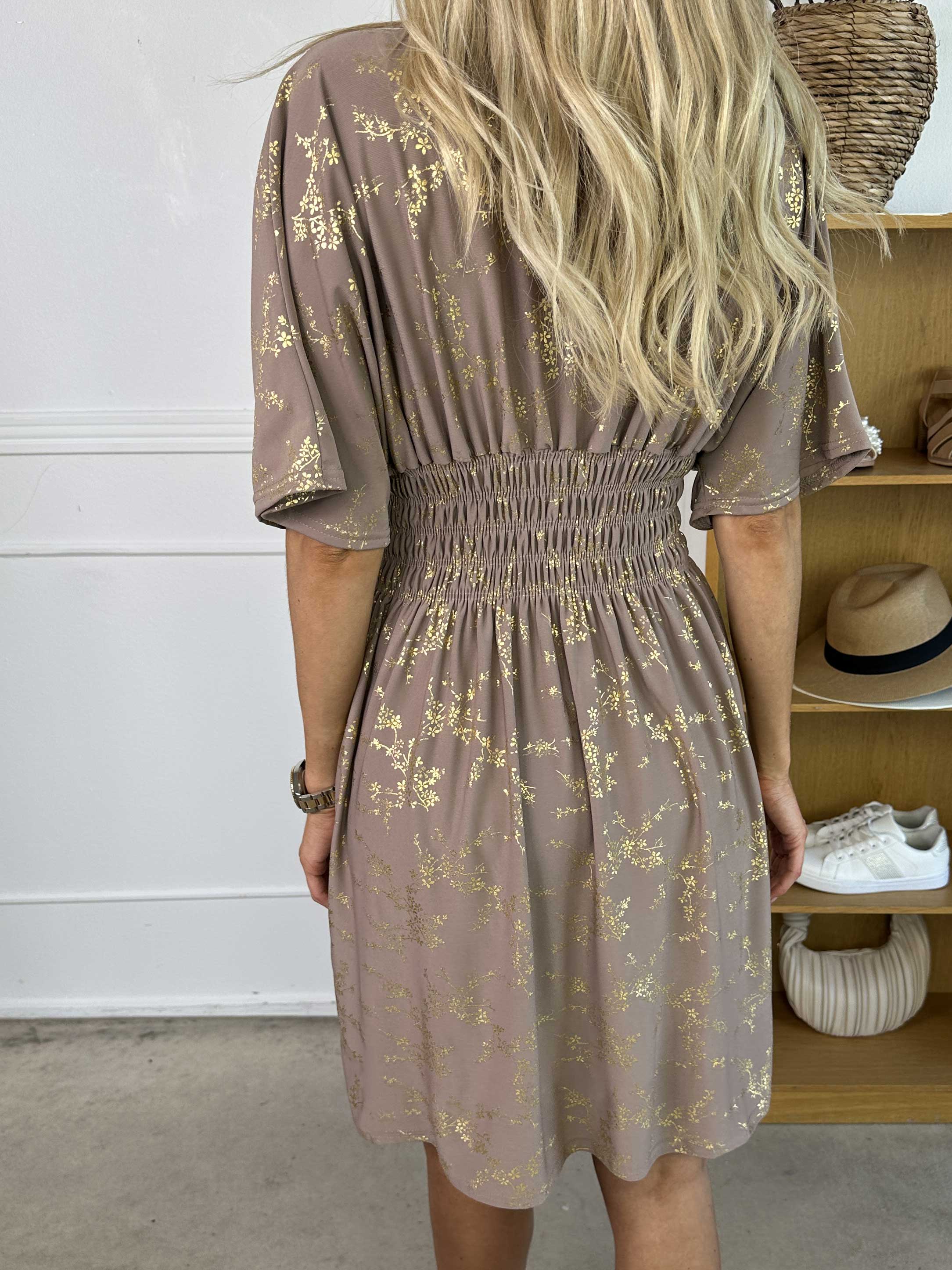 Pams Gold Short - Elastisk kjole detaljeret med guld blomster